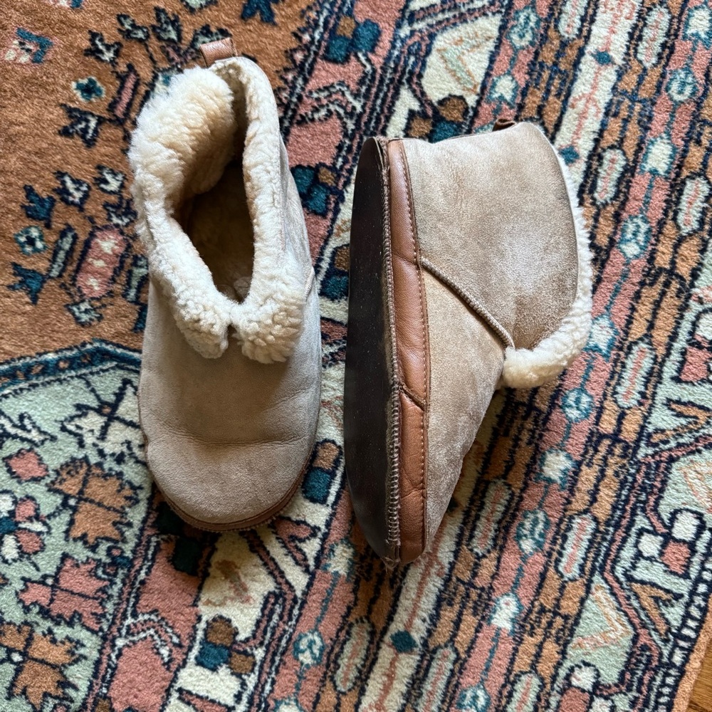 Softstar Fireside Sheepskin Slippers. Soft Star size 6 wide - m 5.5-6, w 6.5-7
